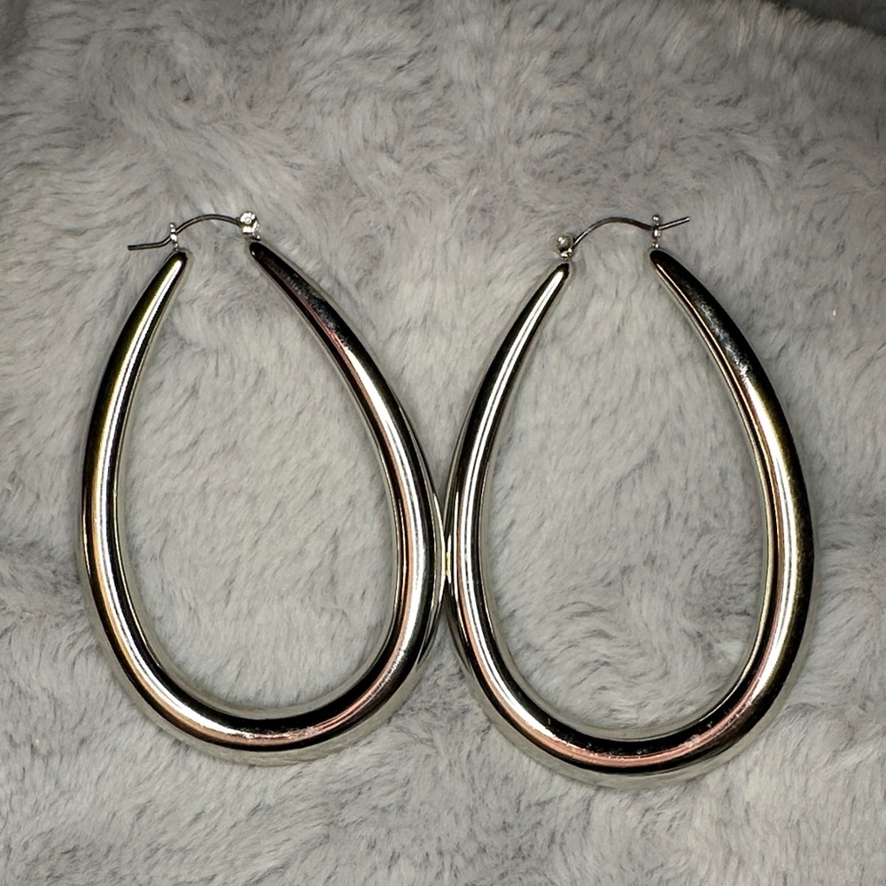 Elegant Silver Hoop Earrings 💰FREE WHEN BUNDLED💰